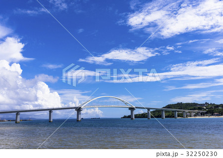 瀬底島へかかる瀬底大橋 32250230