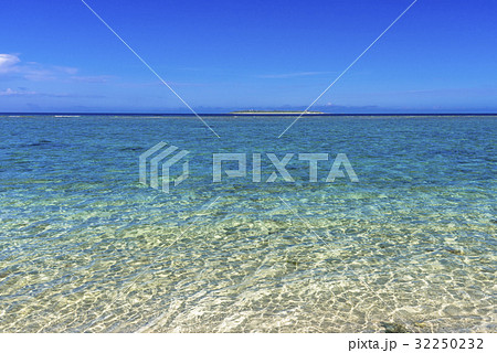 瀬底島の瀬底ビーチ 瀬底島の瀬底ビーチ 32250232