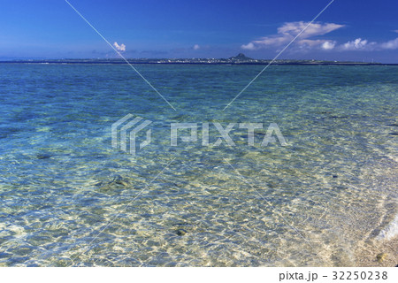 瀬底島の瀬底ビーチ 32250238