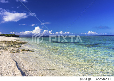 瀬底島の瀬底ビーチ 瀬底島の瀬底ビーチ 32250241