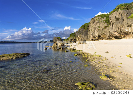 瀬底島の瀬底ビーチ 32250243