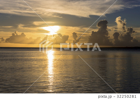 瀬底ビーチの夕陽 瀬底ビーチの夕陽 32250281