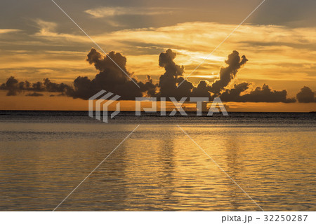 瀬底ビーチの夕陽 32250287