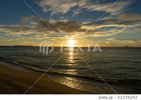 瀬底ビーチの夕陽 32250292