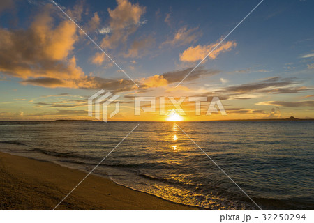 瀬底ビーチの夕陽 32250294