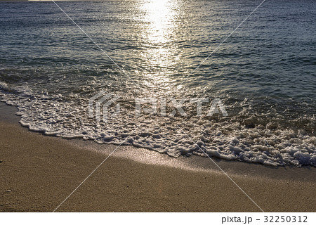 瀬底ビーチの夕陽 32250312