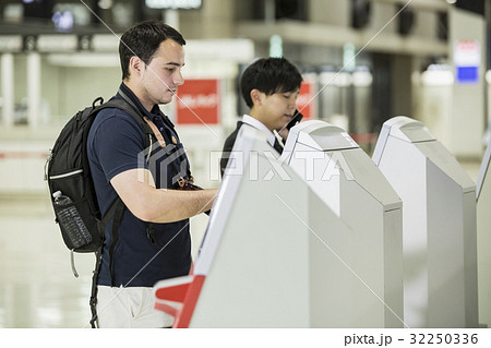 自動チェックイン機を使う外国人バックパッカー 自動チェックイン機を使う外国人バックパッカー 32250336