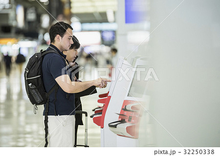 自動チェックイン機を使う外国人バックパッカー 32250338