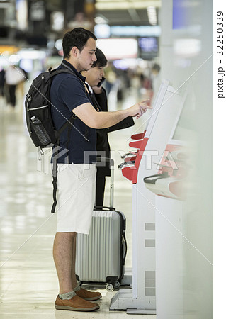 自動チェックイン機を使う外国人バックパッカー 32250339