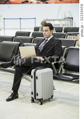 フライト待ちの外国人ビジネスマン フライト待ちの外国人ビジネスマン 32250459