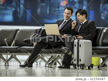 搭乗待ちのビジネスマンたち 32250487