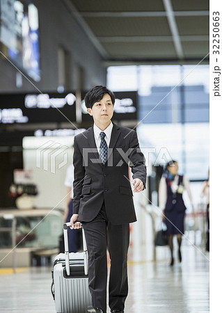 タームナルを歩くビジネスマン 32250663