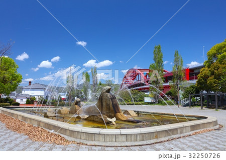 神戸みなと異人館、神戸の港風景と新緑の六甲山（ポートアイランド北公園より） 32250726