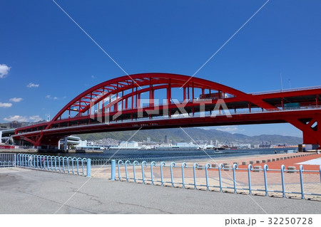 神戸の港風景、神戸大橋と新緑の六甲山（ポートアイランド北公園より）/兵庫県神戸市 32250728