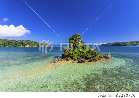 古宇利大橋よりサンゴ礁の海 古宇利大橋よりサンゴ礁の海 32250776