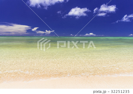 読谷村のニライビーチ 読谷村のニライビーチ 32251235