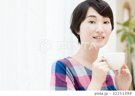 珈琲を飲む若い女性 32251399