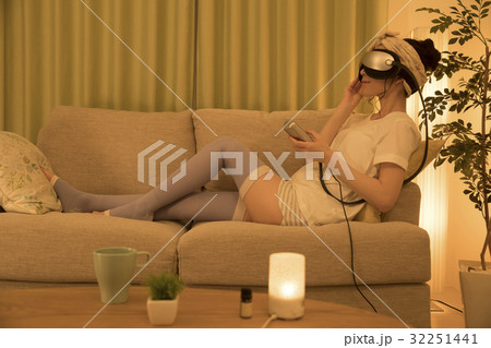 自宅で疲れを癒す女性 自宅で疲れを癒す女性 32251441