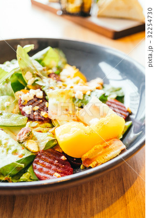 Beetroot with vegetable salad 32254730