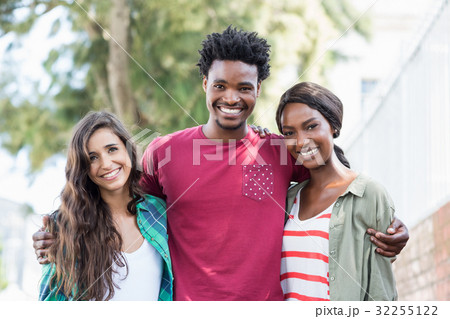 Portrait of happy friends Portrait of happy friends 32255122