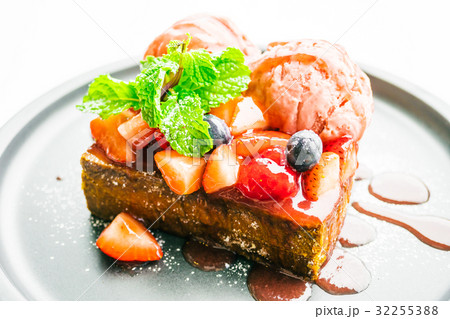 Sweet dessert with honey toast with strawberry and jam Sweet dessert with honey toast with strawberry and jam 32255388