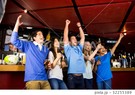 Smiling friends having fun Smiling friends having fun 32255389