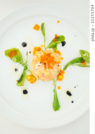 Salmon tartare 32255704