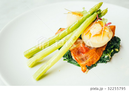 Scallops shell with bacon and asparagus 32255795