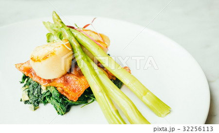 Scallops shell with bacon and asparagus 32256113