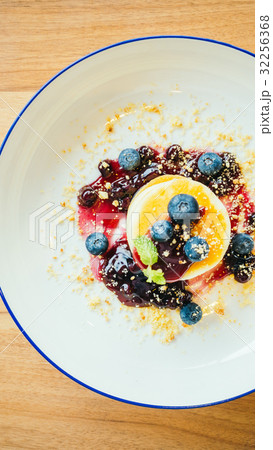 Pancakes with blueberry 32256368