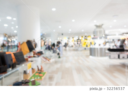 Abstract blur and defocused shopping mall 32256537