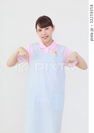 介護ヘルパー　両手で下に指差しする若い女性 32259358