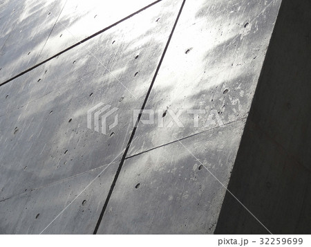 コンクリート打ちっぱなしの建物 32259699