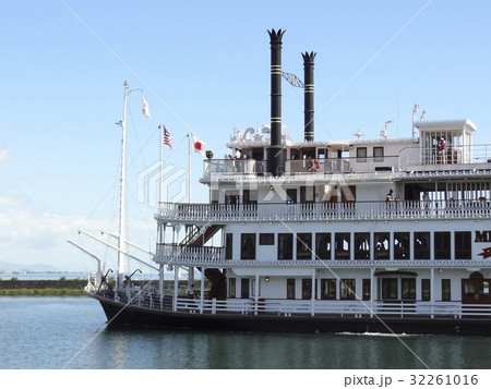 琵琶湖と観光外輪船 32261016