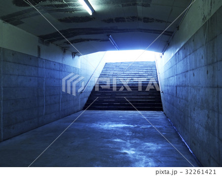 コンクリートの地下通路の蛍光灯 32261421