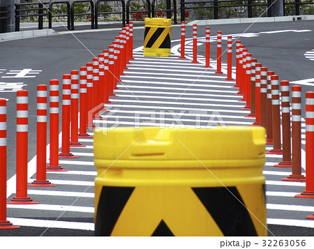 道路の安全地帯のクッションドラムの写真素材