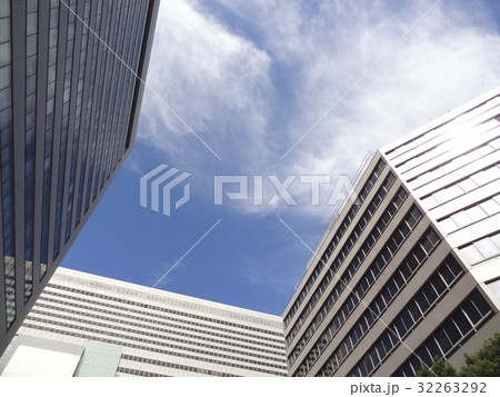 大阪梅田のビルと青空 大阪梅田のビルと青空 32263292