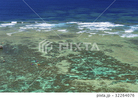 宮城島の果報バンタの珊瑚礁の海 宮城島の果報バンタの珊瑚礁の海 32264076