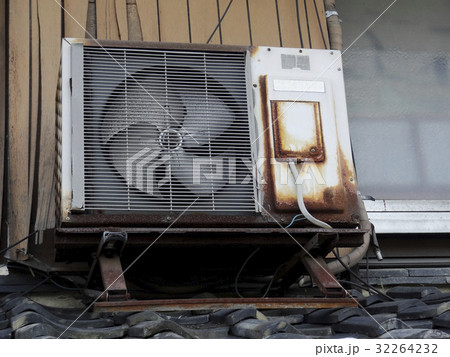 屋根上の腐食したエアコン室外機の写真素材 [32264232] - PIXTA