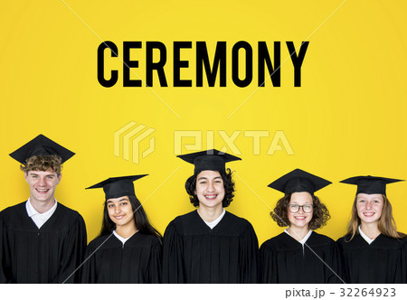 Group of students celebrate the graduation ceremony 32264923