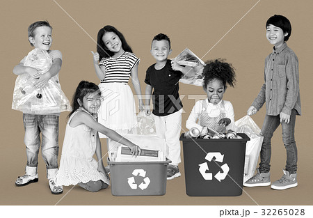 Diverse Group Of Kids Recycling Garbage 32265028