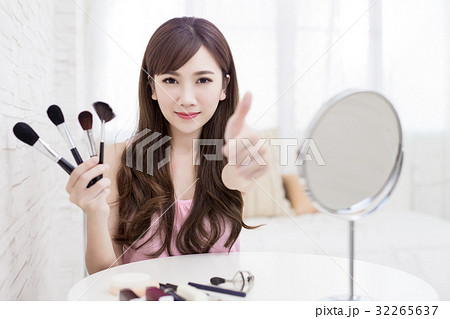 woman take makeup brush woman take makeup brush 32265637