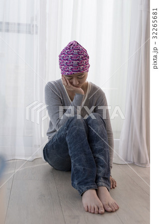 poor cancer woman 32265681