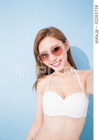 woman selfie happily woman selfie happily 32265736