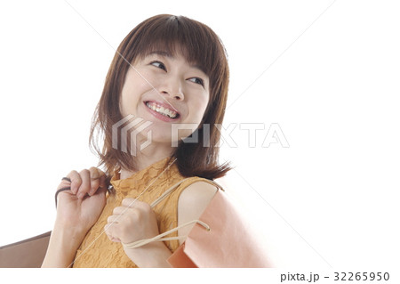 買い物イメージの女性 買い物イメージの女性 32265950