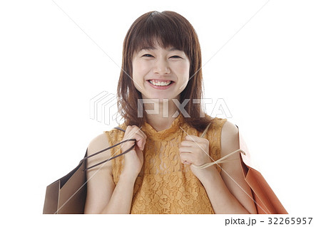 買い物イメージの女性 32265957