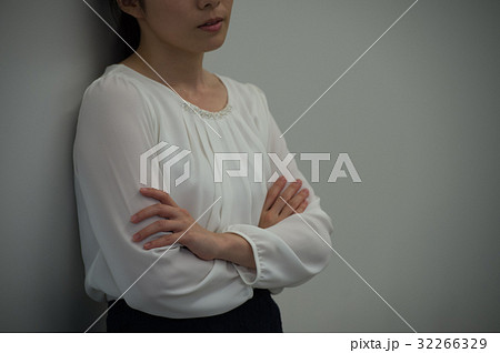 落ち込む若い女性 32266329