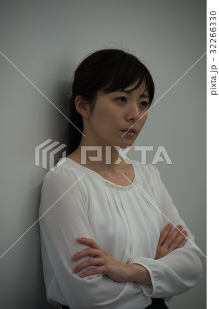 落ち込む若い女性 32266330