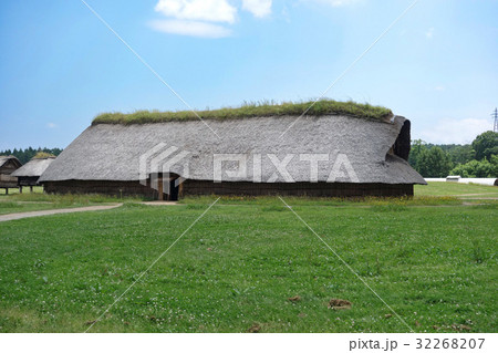 三内丸山遺跡（復元された大型竪穴住居） 32268207