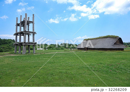 三内丸山遺跡（復元された大型堀立柱建物と大型竪穴住居） 32268209